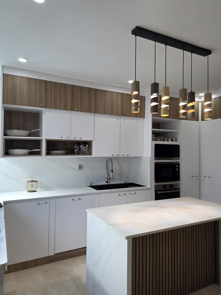 Cuisine familiale — îlot marbre & bois naturel — 1