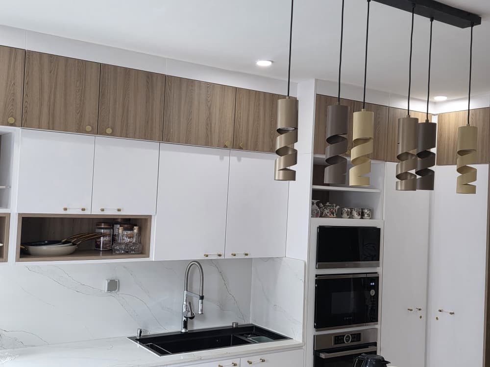 Cuisine familiale — îlot marbre & bois naturel — 2