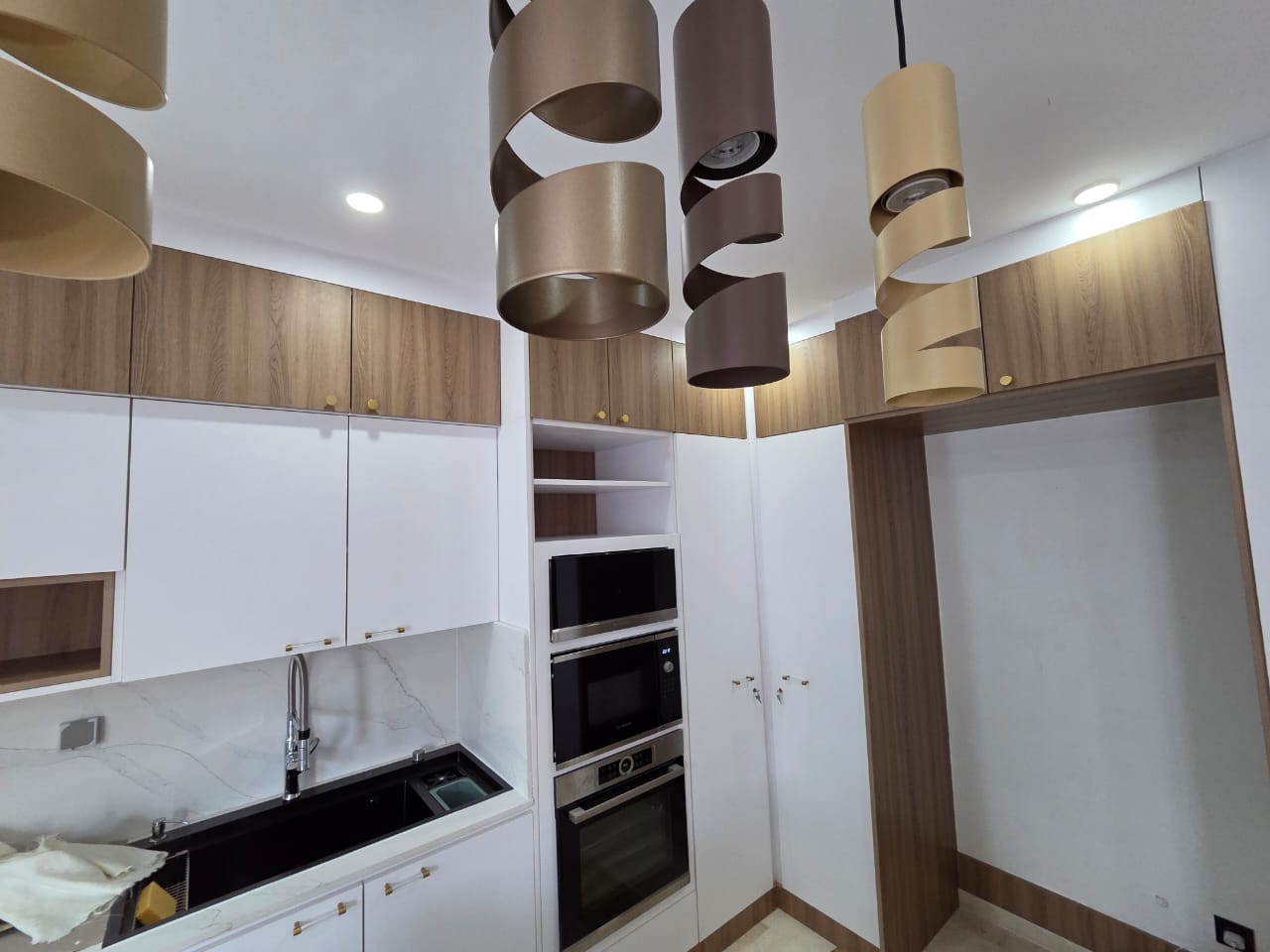 Cuisine familiale — îlot marbre & bois naturel — 3