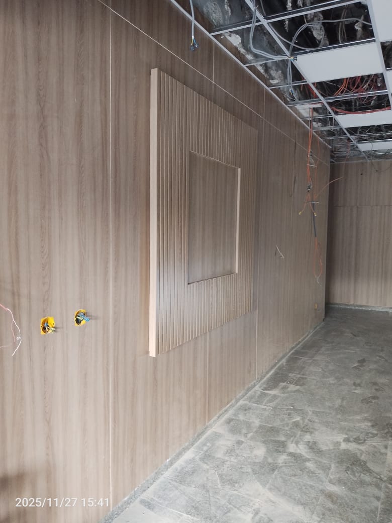 Habillages muraux — bois cannelé & niches — 1