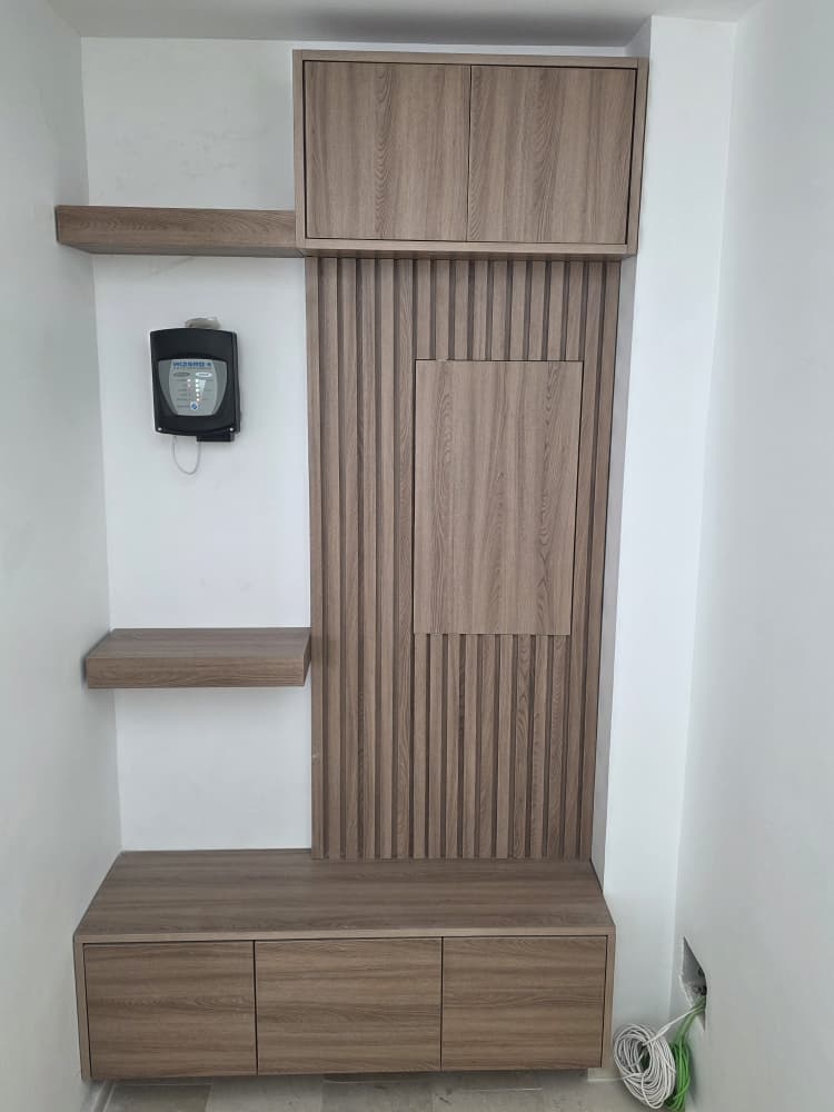 Habillages muraux — bois cannelé & niches — 2