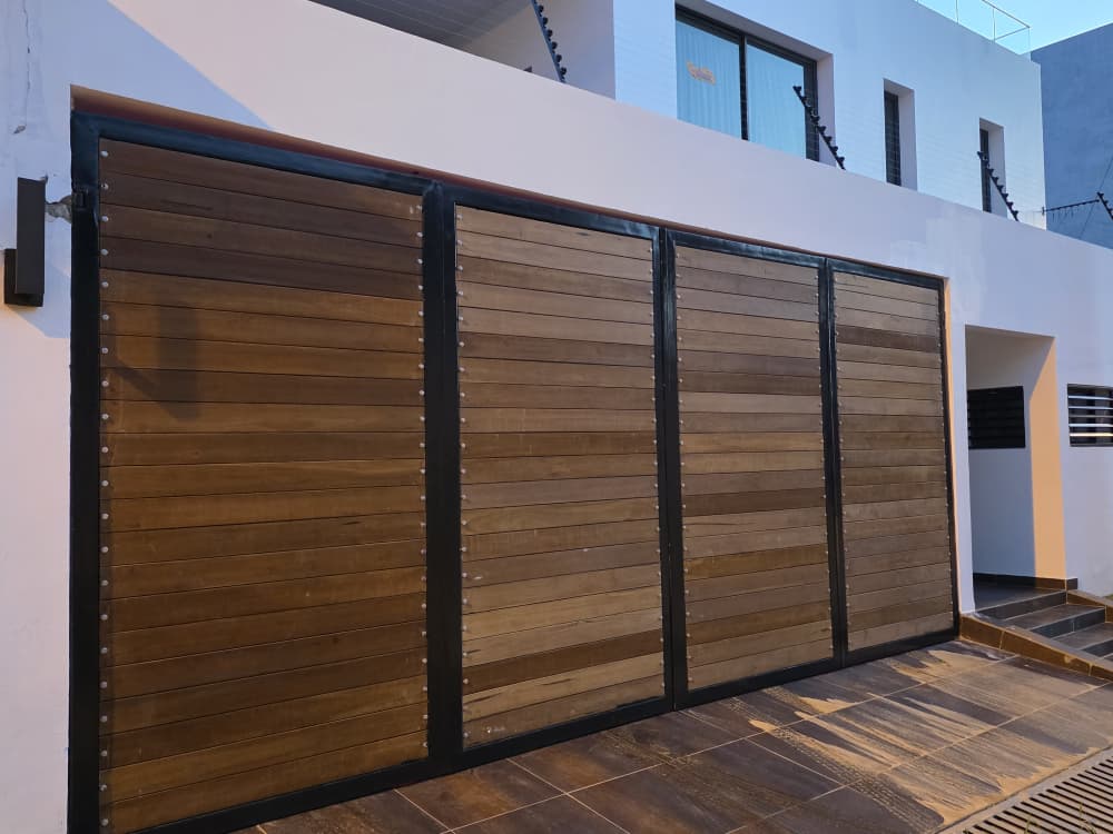 Portail & porte d'entrée — iroko & acier noir