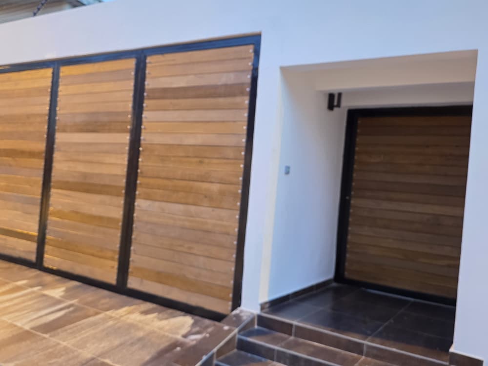 Portail & porte d'entrée — iroko & acier noir — 1