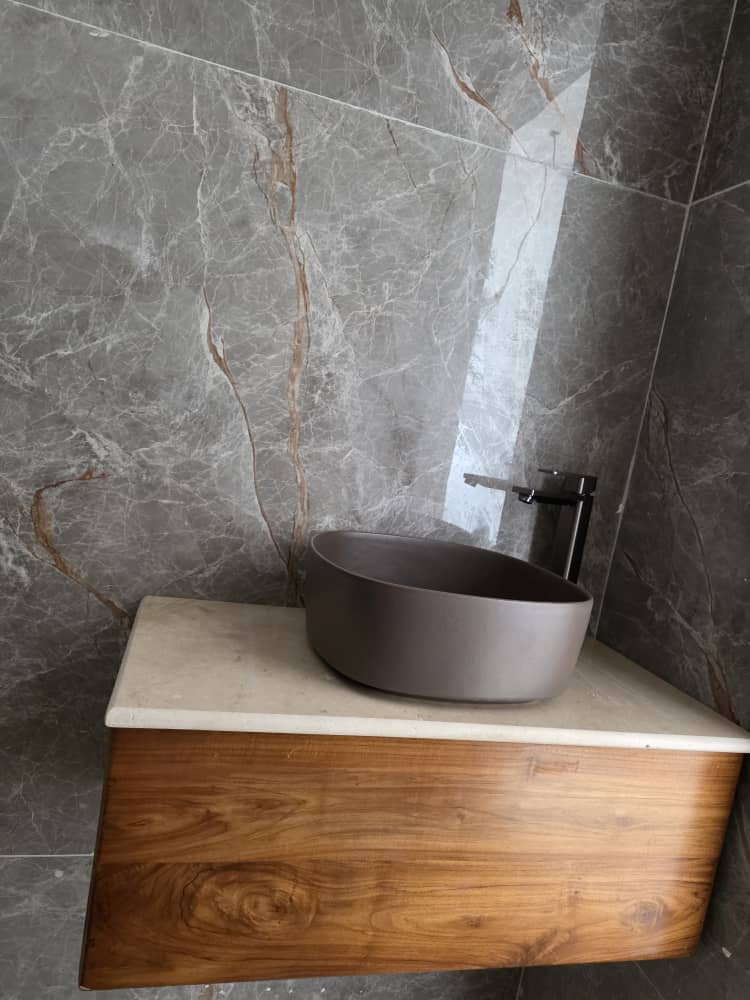 Salle d'eau privative — teck & marbre gris