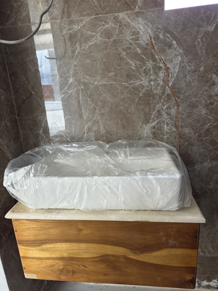 Salle d'eau privative — teck & marbre gris — 1